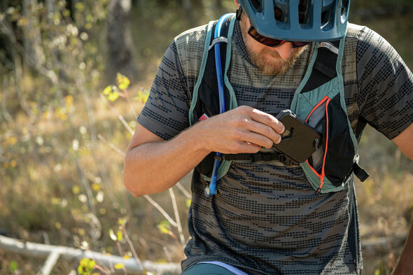 Hydration Vest Easy Access Pockets CamelBak Chase Bike Vest 50oz